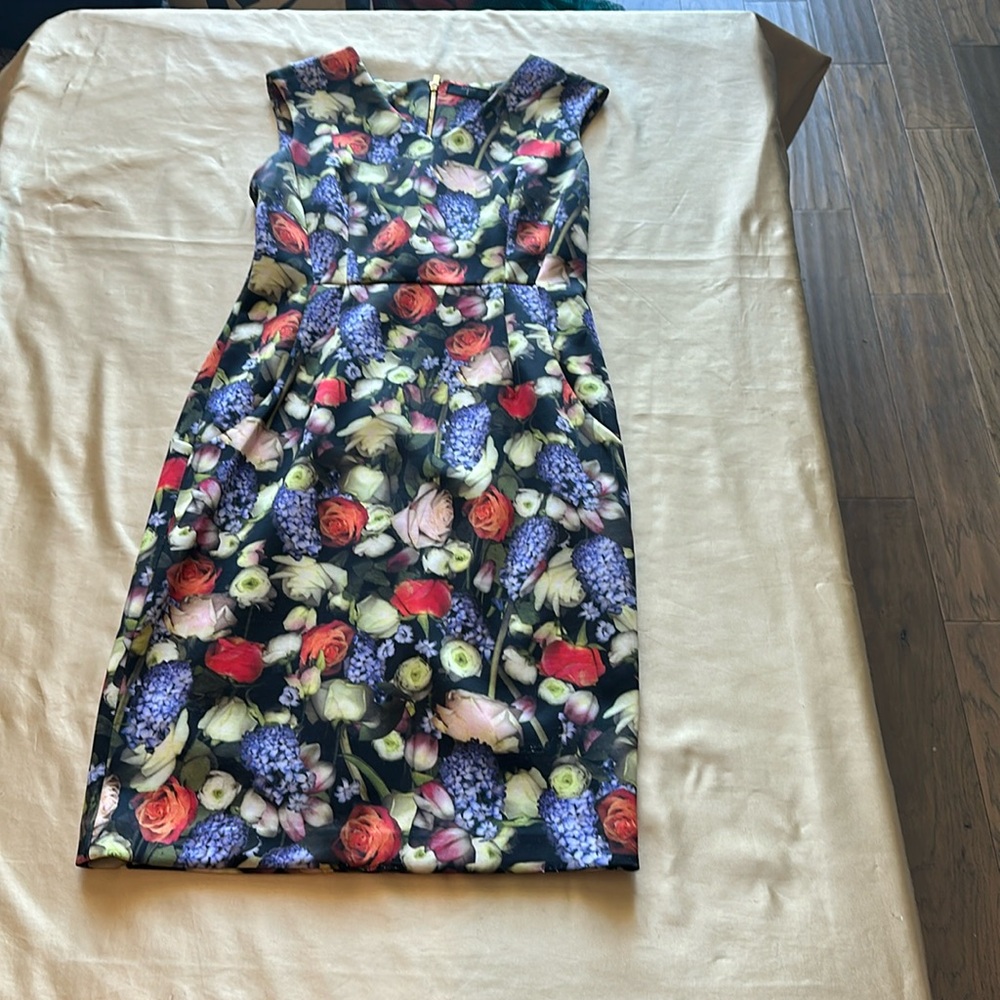 TAHARI Dress
Size 8
Beautiful floral office dress